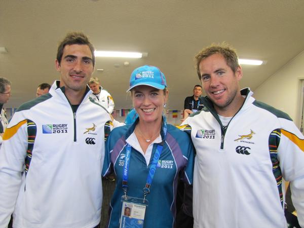 RWC 2011 Volunteer Julie Yeoman with Springbok Backs Ruan Pienaar (left) and Butch James (right).